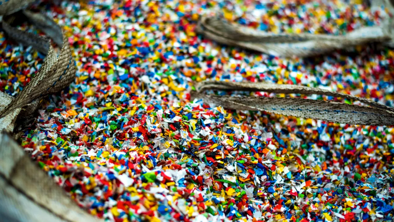 Plastic „sustenabil” sau greenwashing industrial. Investigație The Guardian despre ambalajele din supermarketurile europene