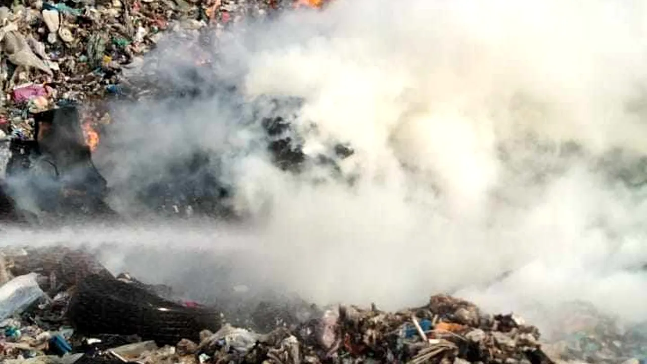 Pompierii intervin la un incendiu produs la o groapă de gunoi în oraşul Titu