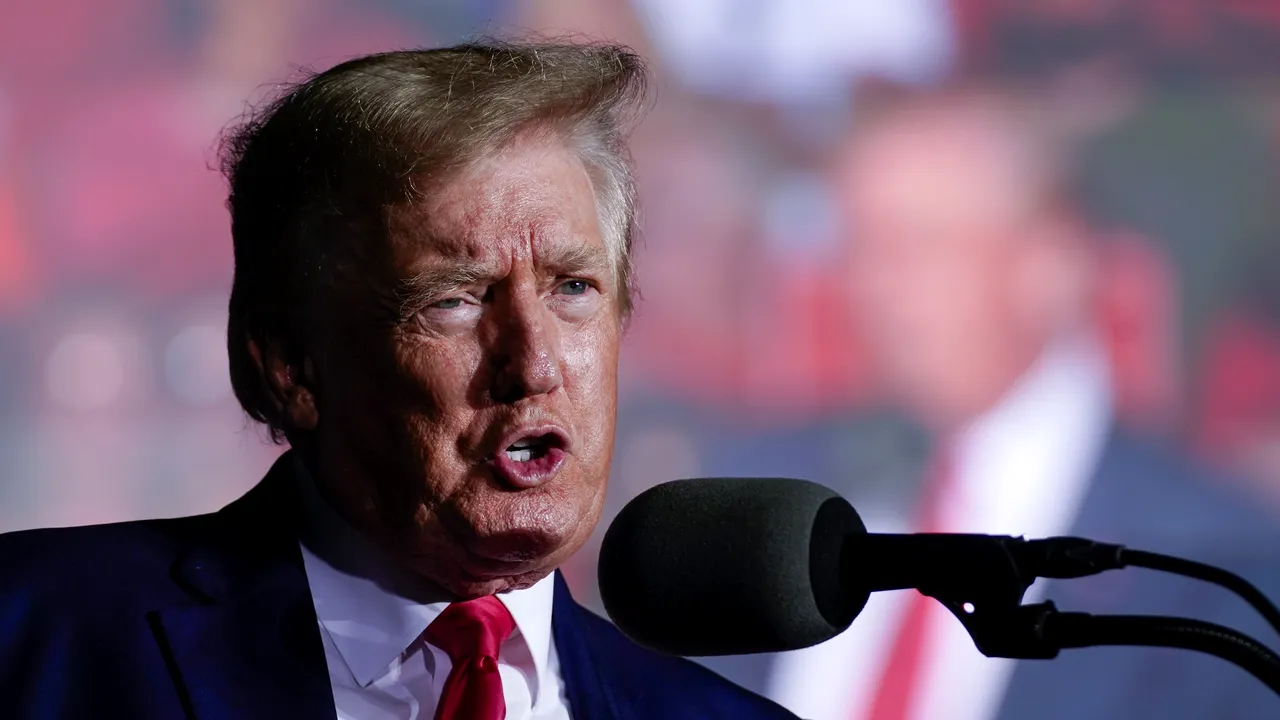 Donald Trump afirmă că agenţii FBI i-au luat documente private şi vrea returnarea acestora 