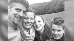 TRIPLA CRIMĂ din Braşov. Cei trei membri ai familiei, înmormântaţi. Rudele criminalului au fost prezente la funeralii