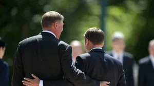 Macron a difuzat live, pe Facebook, primirea sa la Cotroceni, în timp ce Preşedinţia nu a transmis evenimentul. Schimbul de tweet-uri între preşedinţi