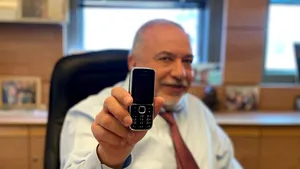 COMENTARIU Lelia Munteanu: „Doar un prost foloseşte un telefon deştept”