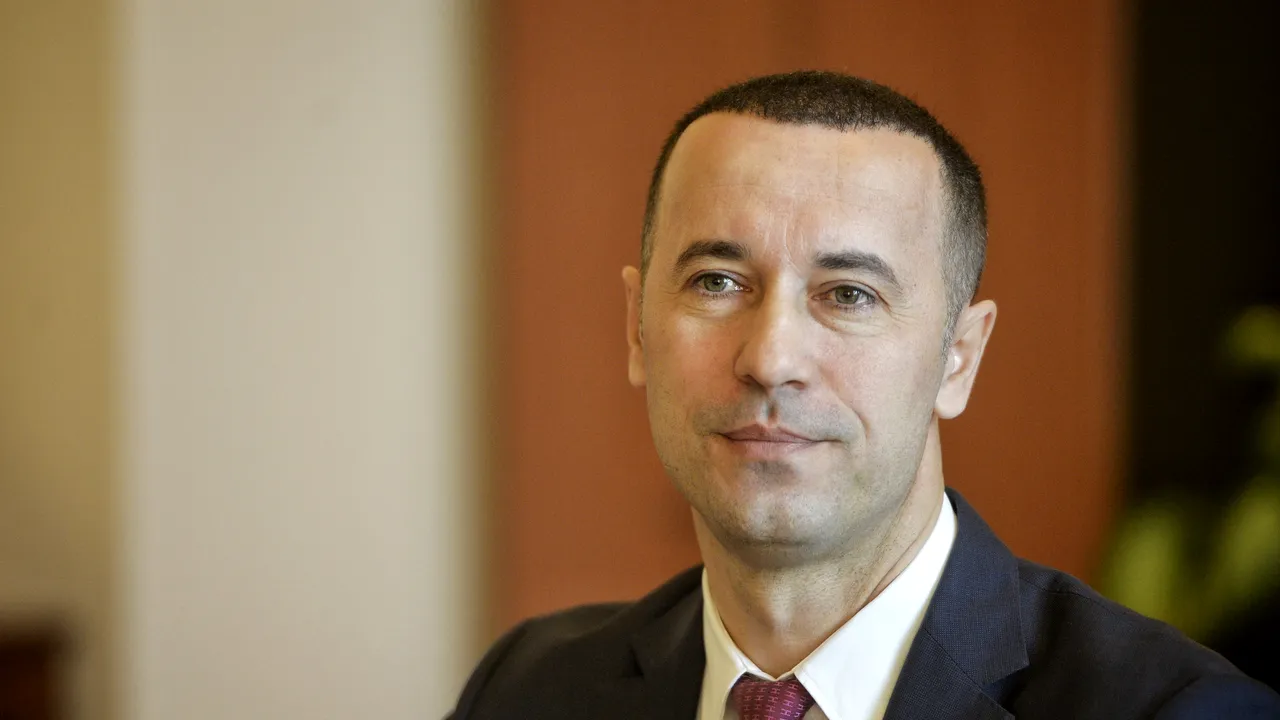 Ionel Pirpiliu, fratele fostului deputat PDL, Ştefan Pirpiliu, este denunţător şi colaborator DNA în dosarul liderului PNL, Iulian Dumitrescu. Discuţiile cu cumnatul liderului PNL se purtau în hotelul Marriott din Bucureşti: ”Bă! Lasă procesuʼ-verbal! Hai să o discutăm, că eu am venit pentru bănuţi!”