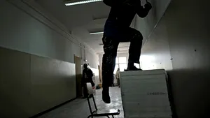 Mii de elevi încep şcoala în spaţii improvizate