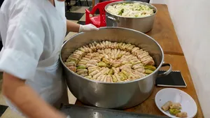 Nereguli grave: Sarmale congelate de la Crăciun, într-un local din Lugoj. Două restaurante, închise de Protecţia Consumatorilor | FOTO, VIDEO