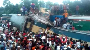 Grav accident feroviar în Bangladesh: Coliziune frontală între două trenuri de mare viteză/ Bilanţul victimelor - FOTO