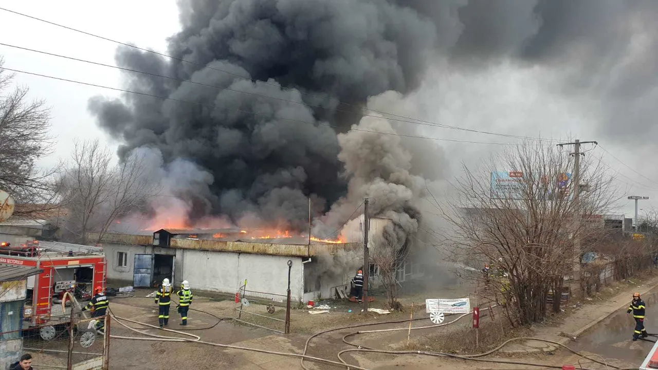 Incendiu puternic izbucnit la un depozit din Capitală