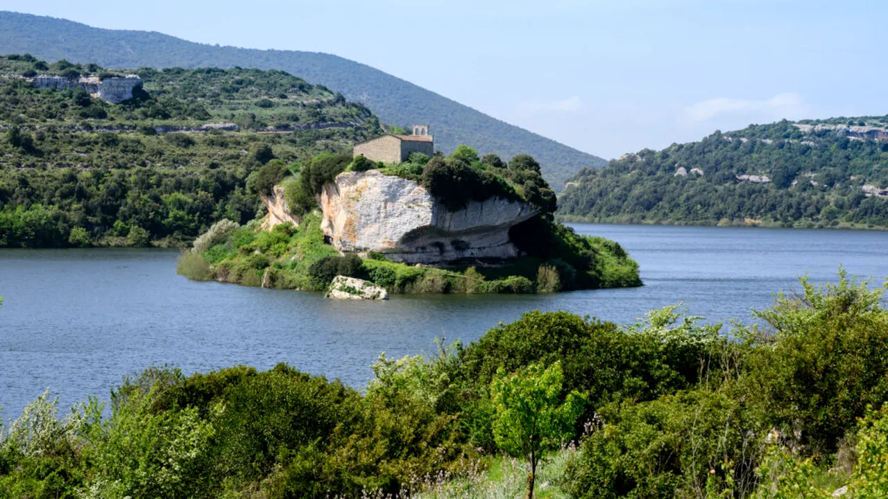 Trei prieteni au transformat o fermă într-un loc de poveste. Cina se ia lângă lac