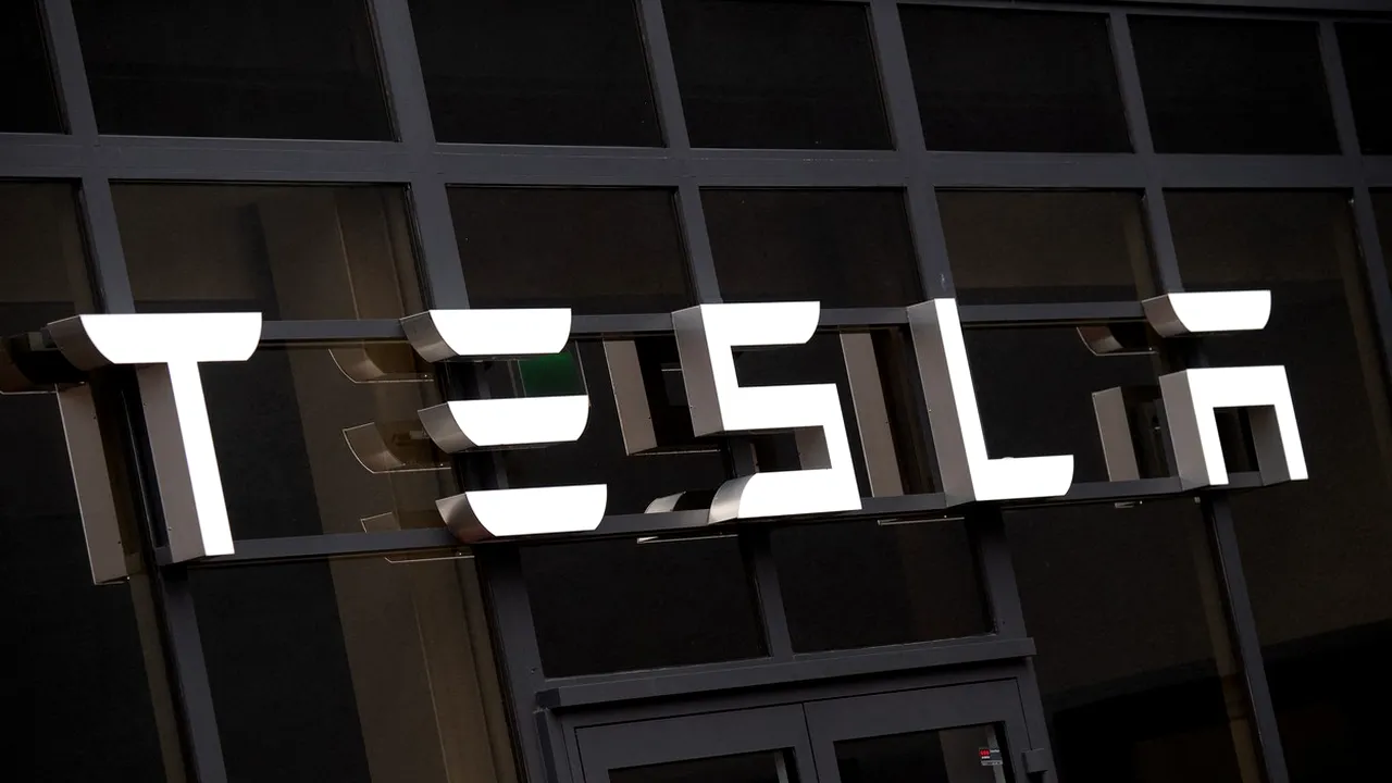 Elon Musk a promis o baterie mai ieftină abia peste trei ani. Acţiunile Tesla au scăzut cu 50 de miliarde de dolari după acest anunţ
