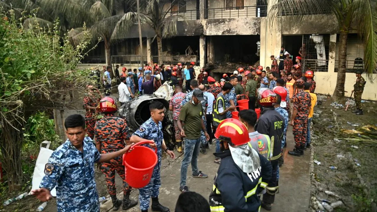 Proteste ale studenților din Dhaka, în urma accidentului aviatic. Marți, zi de doliu național în Bangladesh
