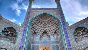 O moschee celebră din Iran a fost avariată în timpul restaurării. O schelă s-a prăbuşit