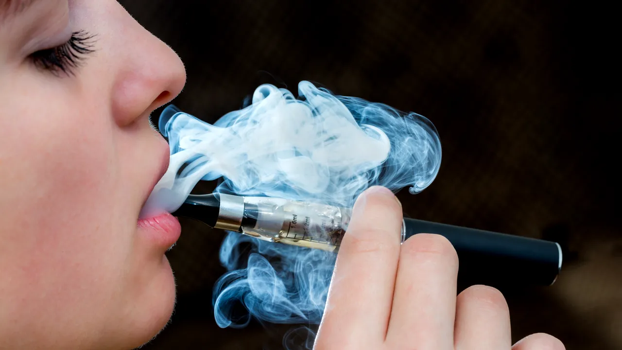 Ce aleg adolescenţii între fumat şi vapat