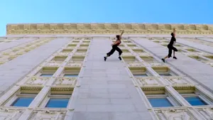 Doi artişti au dansat pe peretele unei primării din SUA şi au filmat totul cu camere GoPro - FOTO, VIDEO