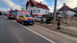 O femeie de 75 de ani a fost rănită după ce maşina în care se afla a lovit un gard