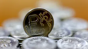 Rubla rusească deschide la minimul ultimelor 15 luni faţă de dolar