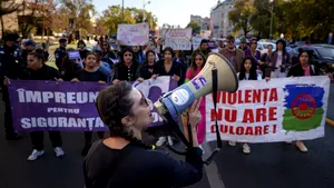 Studiu. Insecuritatea financiară a tinerilor bărbați, un factor-cheie în ascensiunea discursului anti-feminist în Europa