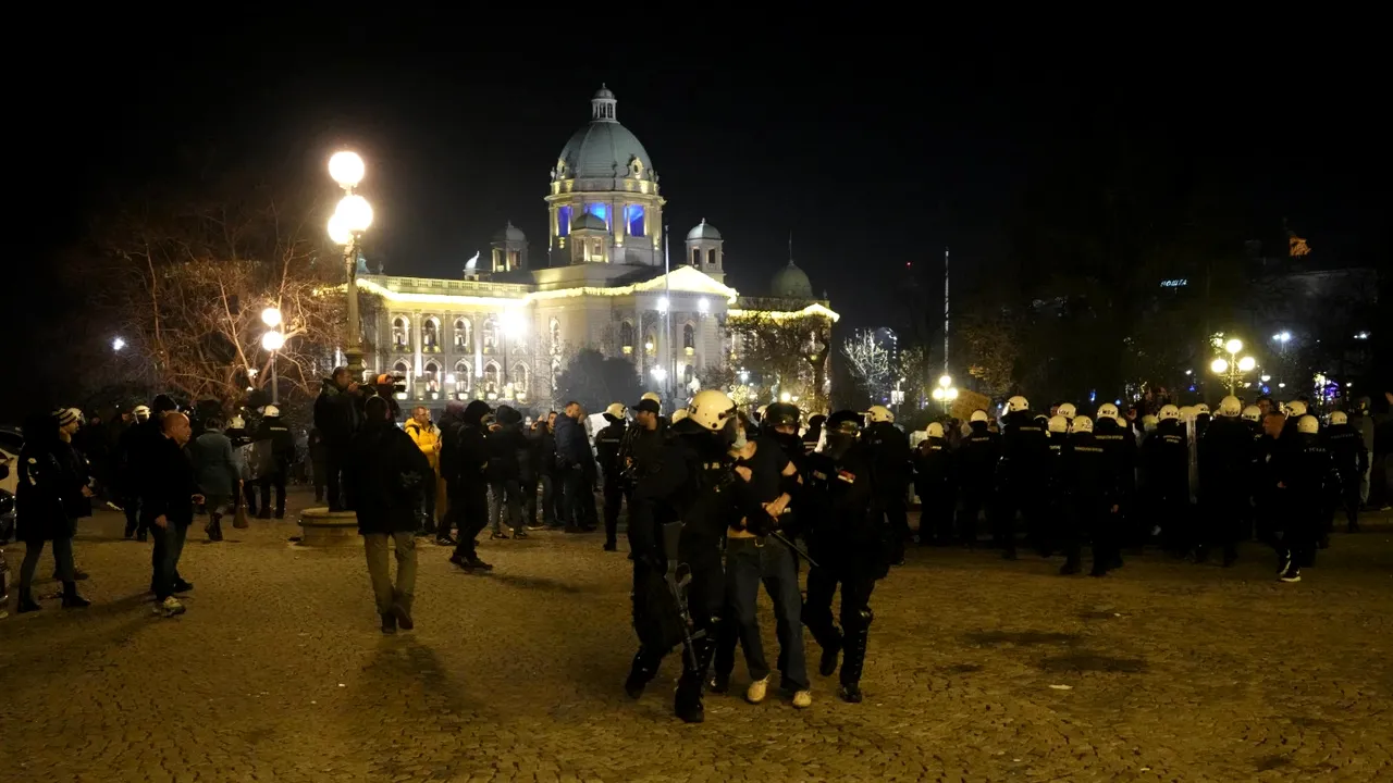 Belgrad: 8 poliţişti răniţi şi zeci de persoane reţinute după protestul opoziţiei sârbe 