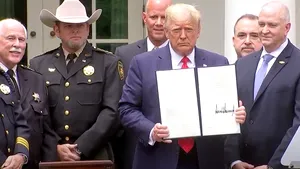 REVOLUŢIE ÎN SUA. Trump reformează poliţia americană. Se creează o bază de date cu cei mai agresivi ofiţeri