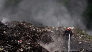 Stare de alertă în Măldăreşti - Vâlcea. Groapa de gunoi din apropiere de oraşul Horezu, arde de opt zile, iar aerul a devenit irespirabil / Metoda de intervenţia la incendiu, schimbată| FOTO
