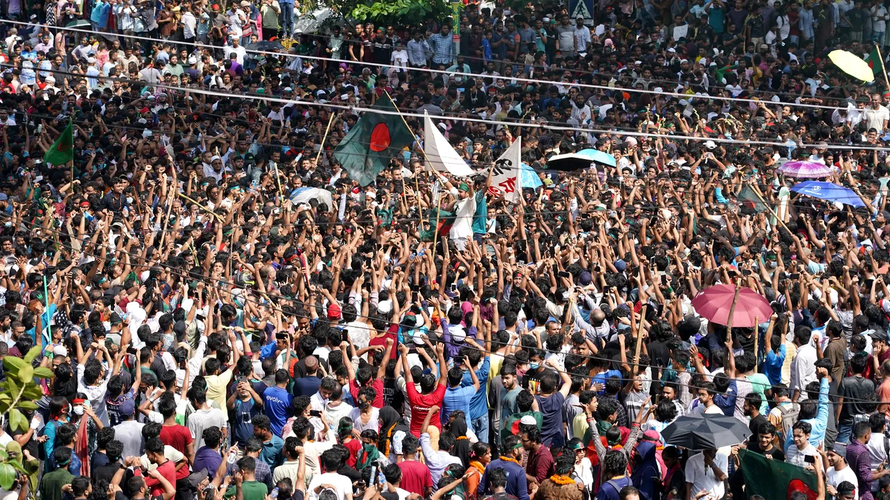 Armata din Bangladesh a refuzat să reprime protestul, pecetluind soarta premierului Hasina
