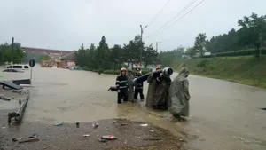 Zeci de case şi străzi inundate pe litoral. Staţiunea Mamaia, cea mai afectată/ Ambulanţă blocată de viitură, în Tulcea/ Codul galben de ploi, prelungit | FOTO