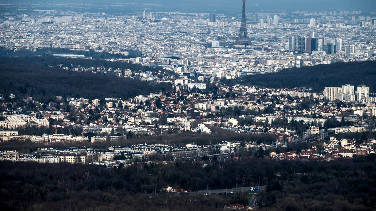 Pierderi de 15,5 miliarde de euro în Paris, din cauza diminuării numărului turiştilor străini 