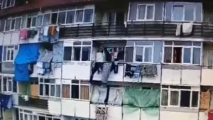 VIDEO Primăria Piteşti a hotărât evacuarea unei familii dintr-un bloc din zona Războieni. Ei se aflau la a treia abatere
