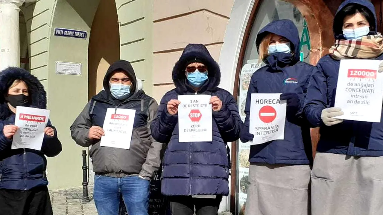 FOTO Un nou protest HoReCa: La ora 12.00 patronii şi angajaţii au ieşit faţa localurilor. Peste 400.000 de angajaţi din industrie sunt afectaţi de indiferenţa autorităţilor, conform cifrelor HORA