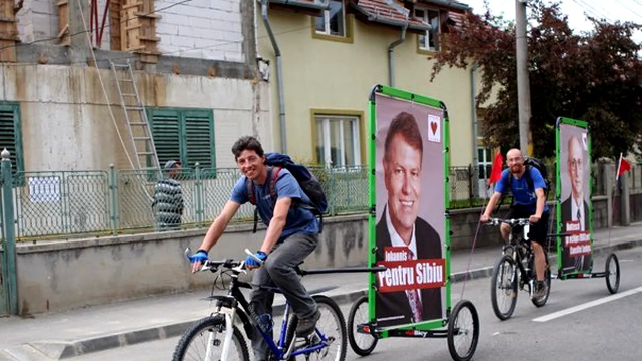 REPORTAJ - Metode de campanie la Sibiu: Autocar cu imn popular, biciclete cu poze înrămate, salubrizare - FOTO