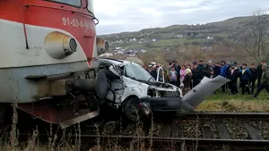 FOTO | Trei persoane rănite, din care una încarcerată, după ce o maşină a fost lovită de tren în Suceava
