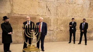 O rachetă a fost lansată din Gaza, Benjamin Netanyahu escortat de pe scenă. Armata israeliană a răspuns cu atacuri aeriene. VIDEO