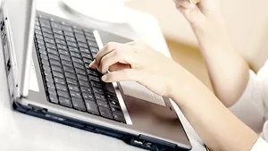 STUDIU: Aproximativ 50% din cumpărăturile online plătite cu cardul sunt realizate de bucureşteni