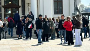 Faleza din fața Cazinoului din Constanța a devenit neîncăpătoare. Cât costă un bilet de intrare