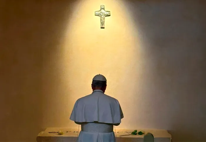 Papa Leon a făcut prima călătorie în afara Vaticanului pentru a vizita mormântul Papei Francisc