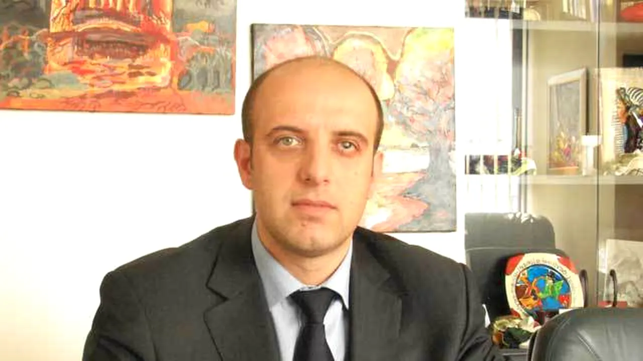 Liviu Doroş, şeful SIF Moldova, a vândut acţiuni de 879.000 de lei la societate. Costel Ceocea, preşedintele societăţii, a vândut şi el de 215.000 de lei