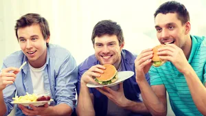 Când programul tv se potriveşte cu meniul din farfurie. 52% dintre români iau masa în faţa televizorului