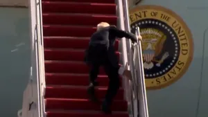 VIDEO Imagini amuzante cu Joe Biden, care s-a împiedicat de 3 ori în timp ce urca spre avionul prezidenţial