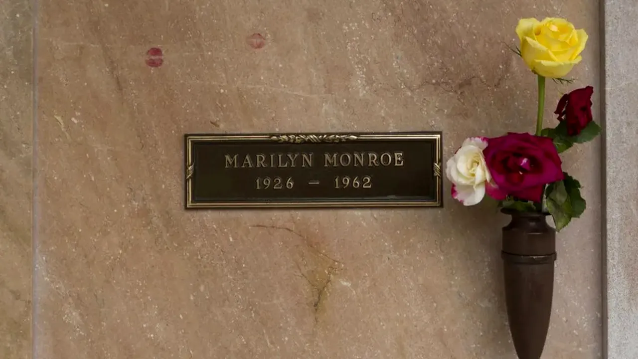Un bărbat a cumpărat la licitaţie o criptă lângă cea a lui Marylin Monroe cu 195.000 de dolari