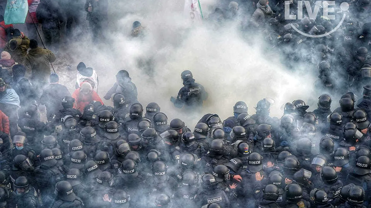 Protest violent în Ucraina. Manifestanţii au încercat să intre în parlament 