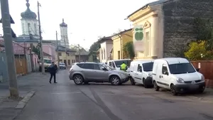 Un şofer fără permis, urmărit după ce nu a oprit la semnalele Poliţiei, a lovit două maşini parcate - FOTO