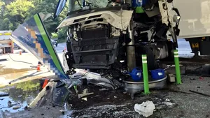 Accident grav la Călimănești, pe Valea Oltului. Un camion frigorific s-a izbit de o stație de carburanți