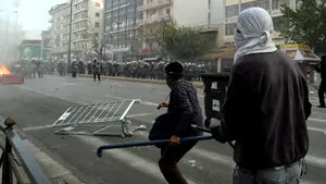 Noi confruntări la Atena şi Salonic