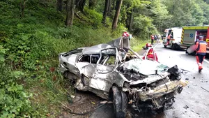 Accident cu doi morţi şi patru răniţi, în urma impactului între o maşină şi un TIR. Printre victime se numără şi doi copii