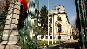 VIDEO Protest cu găleţi roşii în faţa sediilor PSD şi ALDE