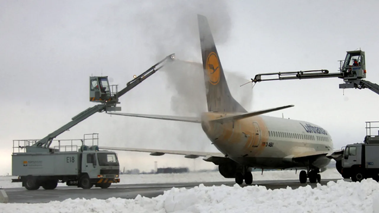 Decolările de pe Aeroportul Otopeni, întârziate cu maxim 30 de minute