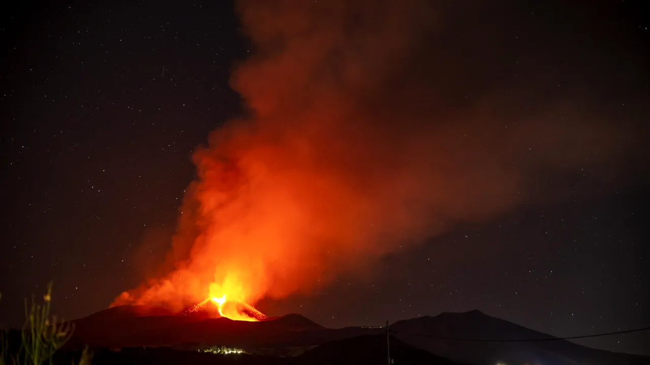 Vulcanii Etna şi Stromboli din Italia au erupt; Aeroportul Catania a fost închis