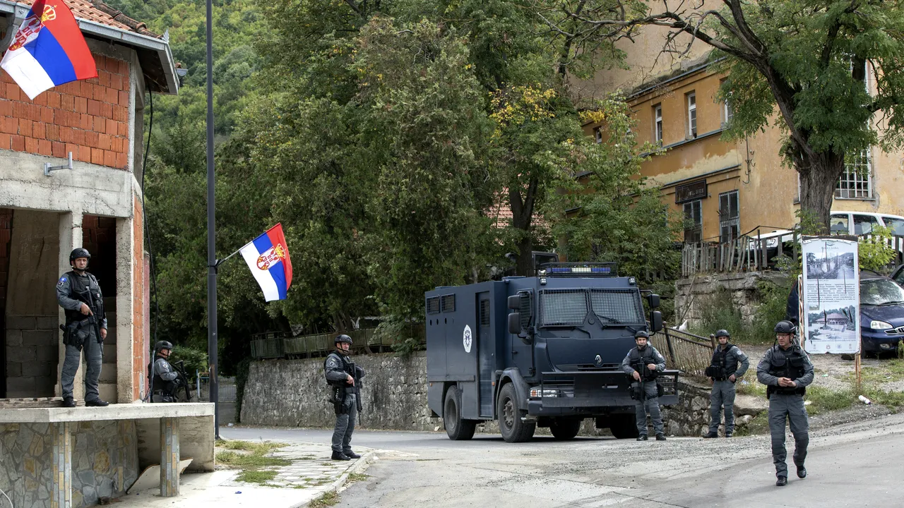 Ministrul de interne din Kosovo a transmis că Priştina e gata să disloce trupe în nord, în eventualitatea unui atac sârb. Kosovo acuză Serbia de antrenarea grupului terorist care a atacat biserica din Banjska, în urmă cu un an