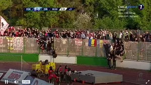 Incidente la meciul Dinamo-Sepsi de la Sfântu Gheorghe! Partida a fost întreruptă, după ce un suporter a intrat pe teren şi a luat un steag al Ungariei/ Jandarmii au folosit gaze lacrimogene