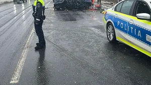 Ambulanţă implicată într-un accident grav pe DN 2, în Vrancea: o persoană a murit, mai multe sunt rănite/ Încă o persoană a murit