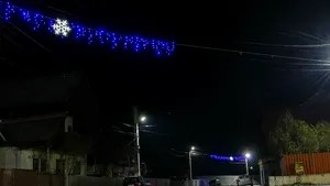 GHIRLANDELE de Crăciun au început să fie montate într-un oraş din România, deşi afară sunt 30 de grade Celsius/ Reprezentanţii municipalităţii: Este o situaţie normală